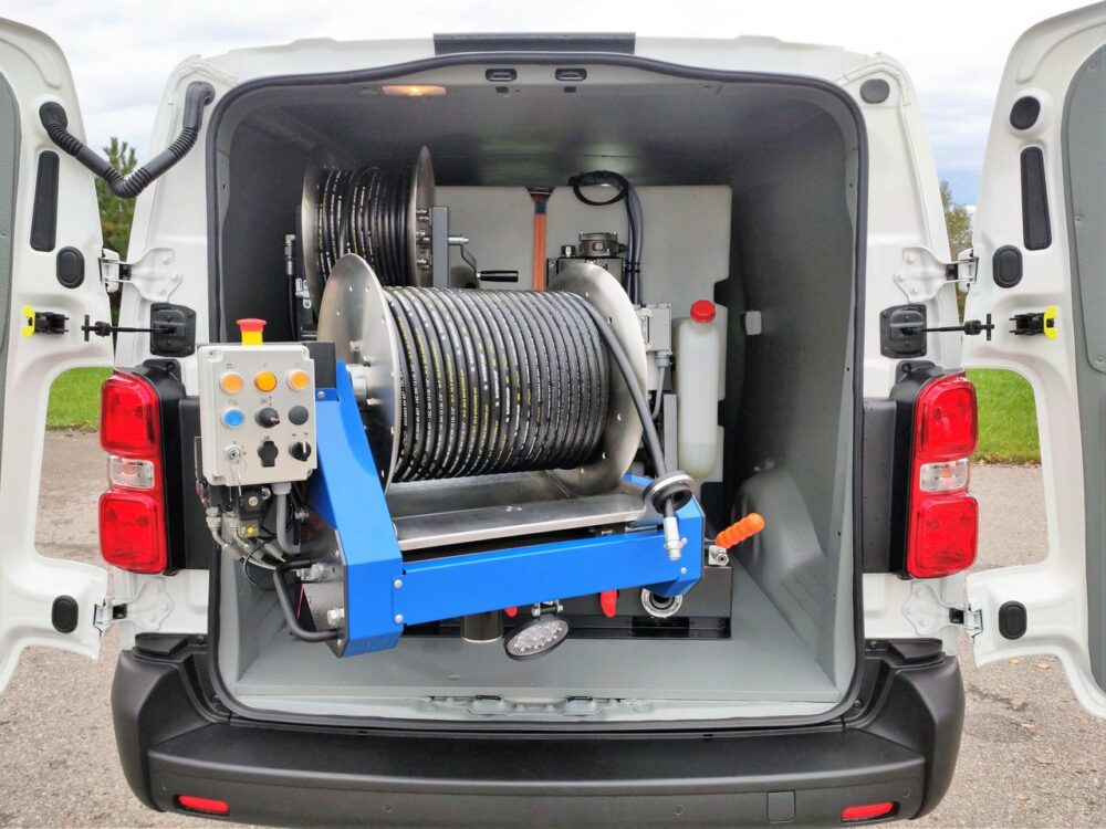 Kisteeher autóba szerelt WOMA csatorna és csőtisztító berendezés